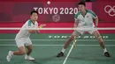 Pasangan Taiwan, Lee/Wang unggul di awal rubber game. Mereka bahkan mampu menampilkan pertahanan solid dan jaga keunggulan hingga interval rubber game dengan skor 11-7. (Foto: AP/Dita Alangkara)