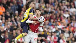 Pemain Arsenal, Kai Harvertz, duel udara dengan pemain Bournemouth, Marcos Senesi, pada laga pekan ke-36 Premier League 2023/2024 di Stadion Emirates, Sabtu (4/5/2024). Kemenangan ini membuat Arsenal berada di puncak klasemen Premier League dengan 83 poin. (AP Photo/Frank Augstein)
