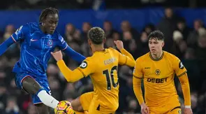 Aksi Trevoh Chalobah dalam laga Premier League antara Chelsea vs Wolverhampton, Selasa (21/1/2025). (c) AP Photo/Kin Cheung