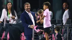 Reaksi pemilik klub Inter Miami, David Beckham (kiri) saat anak dari Lionel Messi dan Sergio Busquets mencipratkan air sebelum laga Inter Miami melawan Orlando City pada laga lanjutan MLS Amerika di DRV PNK Stadium, Florida, Amerika Serikat, 2 Agustus 2023 waktu setempat. (AFP/Getty Images/Hector Vivas)