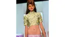 Seorang model memeragakan baju rancangan Hayley Elsaesser yang seksi di Australia Fashion Week 2014, Sydney (9/4/2014)  (AFP Photo/William west).