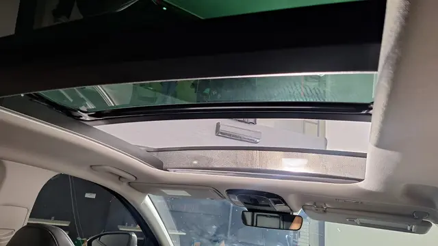Terdapat dua Panoramic Curved Display yang masing masing berukuran 12,3 inci yang memberikan akses (Arief A/Liputan6.com)