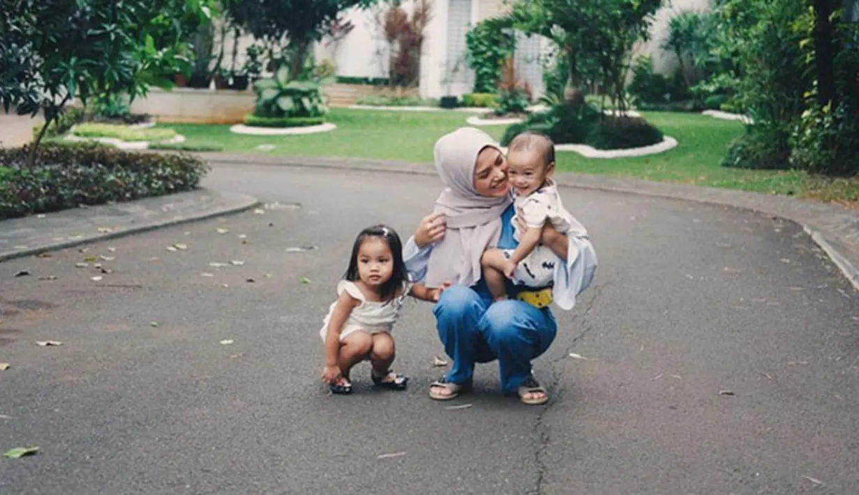 "Justru yang gue ajar udah semester tujuh, udah pada PKL. Tapi alhamdulilah anaknya baik. tidak menyepelekan meskipun lihat aku masih muda. Dengerin, saya kasih tugas dikerjain itu sih, yang paling penting buat saya," ungkap Herfiza. (Instagram/herfiza)