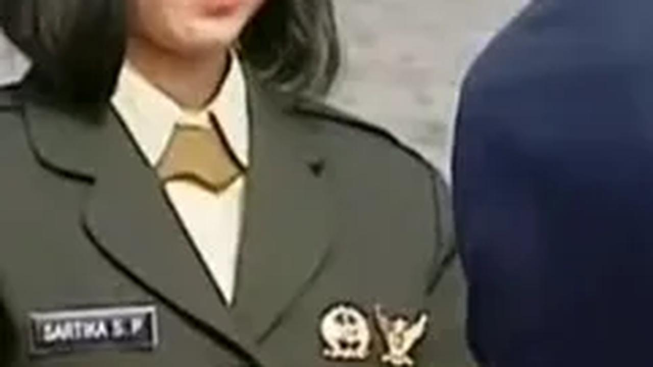 "Pak Jokowi kasih penghargaan ke TNI, selalu ada yang bikin out Fokus pak," tulis keterangan unggahan.
