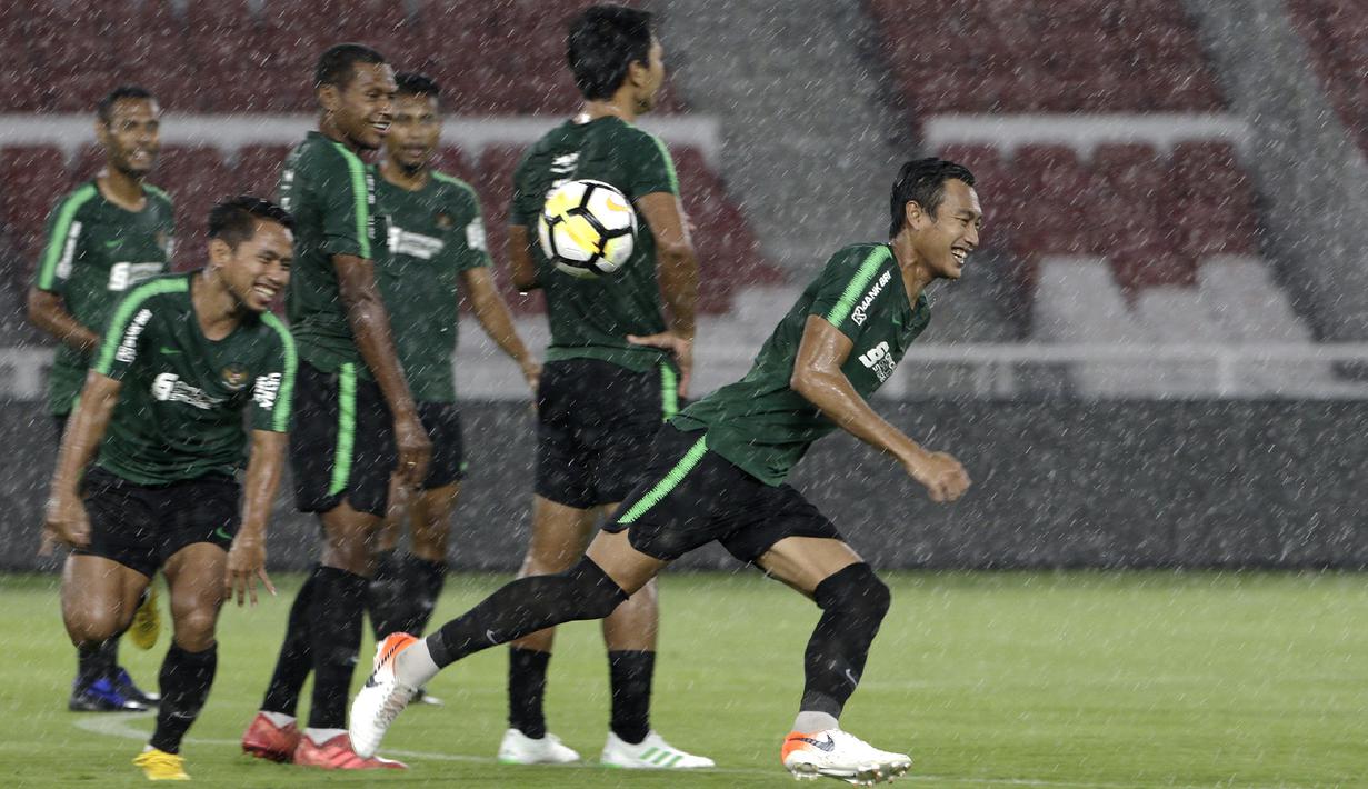 Pemain Timnas Indonesia, Hansamu Yama dan Andik Vermansah, tertawa saat latihan di SUGBK, Jakarta, Jumat (14/6). Latihan ini persiapan jelang laga persahabatan melawan Vanuatu. (Bola.com/Yoppy Renato)