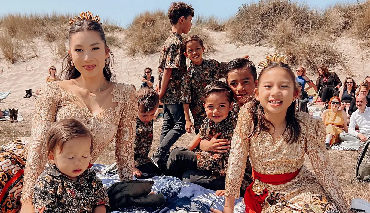 Tampil kompak bersama putrinya, Jennifer mengenakan kebaya dalam momen pernikahan adik iparnya di Belanda. Begitu pula dengan Irfan Bachdim yang mengenakan batik senada dengan putranya. Keluarga kecilnya ini pun tampil kompak dan menuai banyak pujian dari netizen di kolom komentar Instagramnya. (Liputan6.com/IG/@jenniferbachdim)