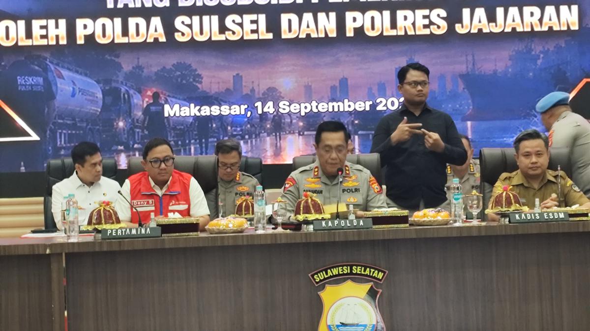 Kapolda Sulsel Irjen Pol Djuhandhani Raharjo Puro saat rilis kasus pelansir di Aula Mapaoddang Mapolda Sulsel. (merdeka.com/Fajar Ihwan).