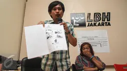 Pengacara dari LBH Johanes Gea (kiri) dan Ibunda Yosafat yaitu korban pembunahan akibat tawuran saat menggelar konferensi pers yang diadakan di Gedung LBH, Jakarta, Minggu (3/1). (Liputan6.com/Faizal Fanani)
