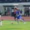 Gelandang Persib Bandung, Thom Haye, mencoba menggiring bola melewati pemain Arema FC pada lanjutan BRI Super League 2025/2026 di Stadion Gelora Bandung Lautan Api, Jumat (24/4/2026). (Bola.com/Erwin Snaz)