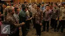 Presiden Joko Widodo menyalami peserta usai membuka Musyawarah Nasional IV Adkasi di Jakarta, Kamis (17/12). Musyawarah nasional ini bertema 'Membangun Indonesia Dari Daerah' dengan dihadiri DPRD Kabupaten seluruh Indonesia. (Liputan6.com/Faisal R Syam)