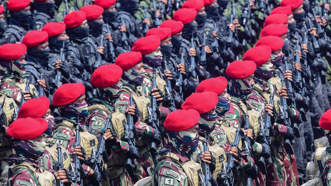 FOTO: Ribuan Warga Padati Monas Saksikan Kemegahan Parade HUT ke-80 TNI