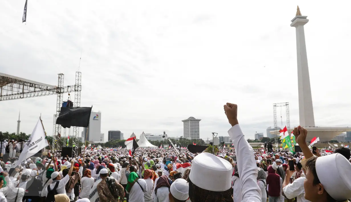 Massa Demo 2 Desember memadati lapangan Monas, Jakarta, Jumat (2/12). Ratusan ribu massa Islam dari berbagai‎ daerah akan melakukan doa dan zikir bersama di Monas. (Liputan6.com/Faizal Fanani)