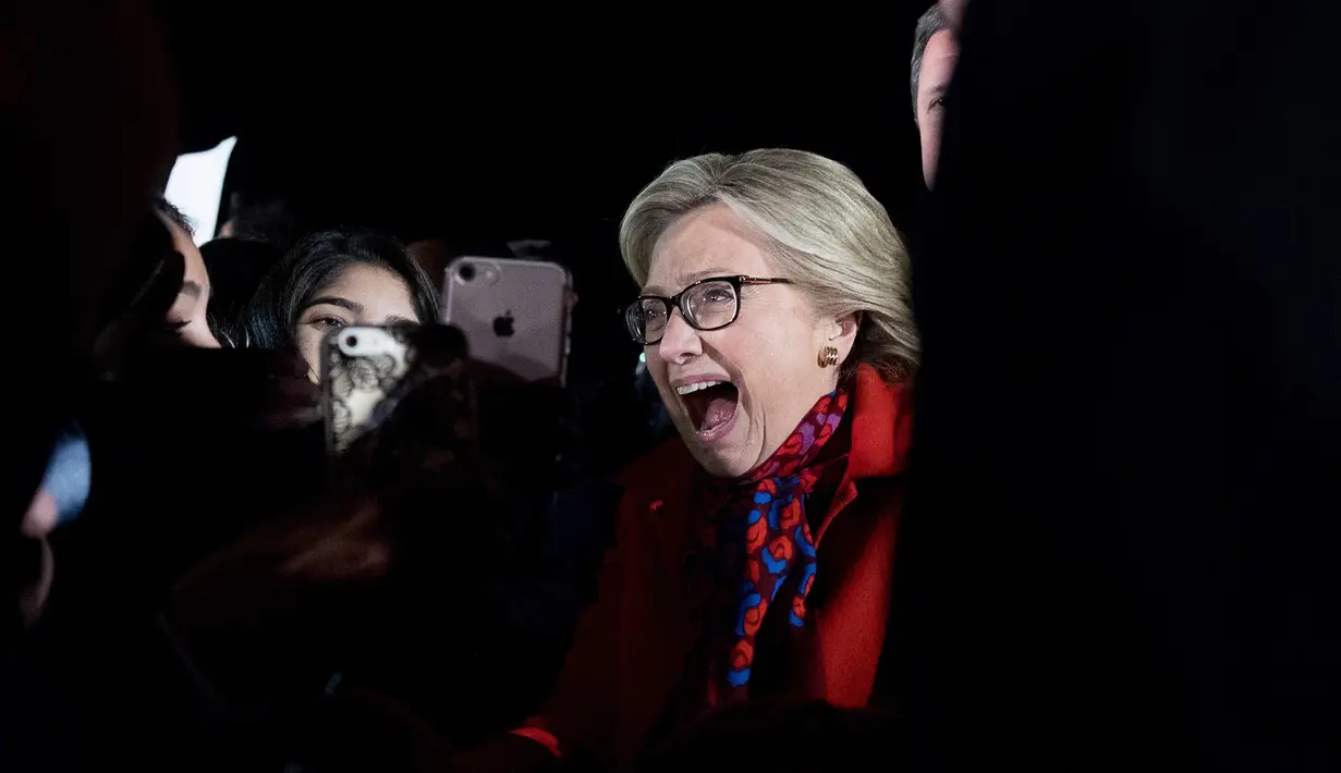 Ekspresi Calon Presiden AS dari Partai Demokrat, Hillary Clinton saat tiba di Westchester County Airport di White Plains, New York, AS, Selasa (8/11). (AP Photo / Andrew Harnik)