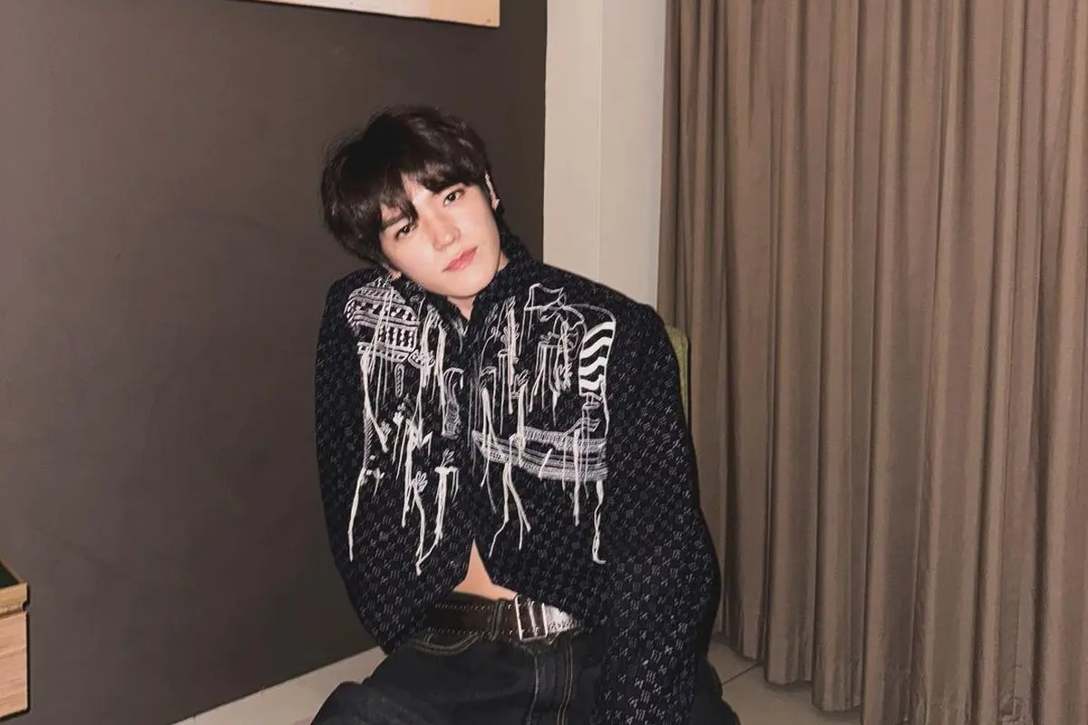 8 Potret Taeyong NCT 127 Tampil Ganteng Pakai Batik Gedog Tuban Rancangan Mel Ahyar di Jakarta