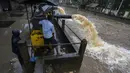 Petugas mengeluarkan air dari jalan yang banjir setelah hujan deras di Gauhati, negara bagian Assam, India, Kamis (16/6/2022). Diperkirakan curah hujan yang sangat deras akan terjadi selama beberapa hari ke depan dan situasinya akan semakin memburuk dan lebih banyak orang kemungkinan akan memadati kamp-kamp bantuan. (AP Photo/Anupam Nath)
