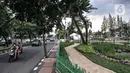 Kendaraan melintas di depan Taman Biotrans, Cempaka Putih, Jakarta, Minggu (19/12/2021). Taman seluas 2.500 meter persegi tersebut diharapkan dapat berfungsi sebagai pengendalian banjir, terbuka hijau serta tempat warga merasakan ruang terbuka yang dekat dengan alam. (merdeka.com/Iqbal S. Nugroho)