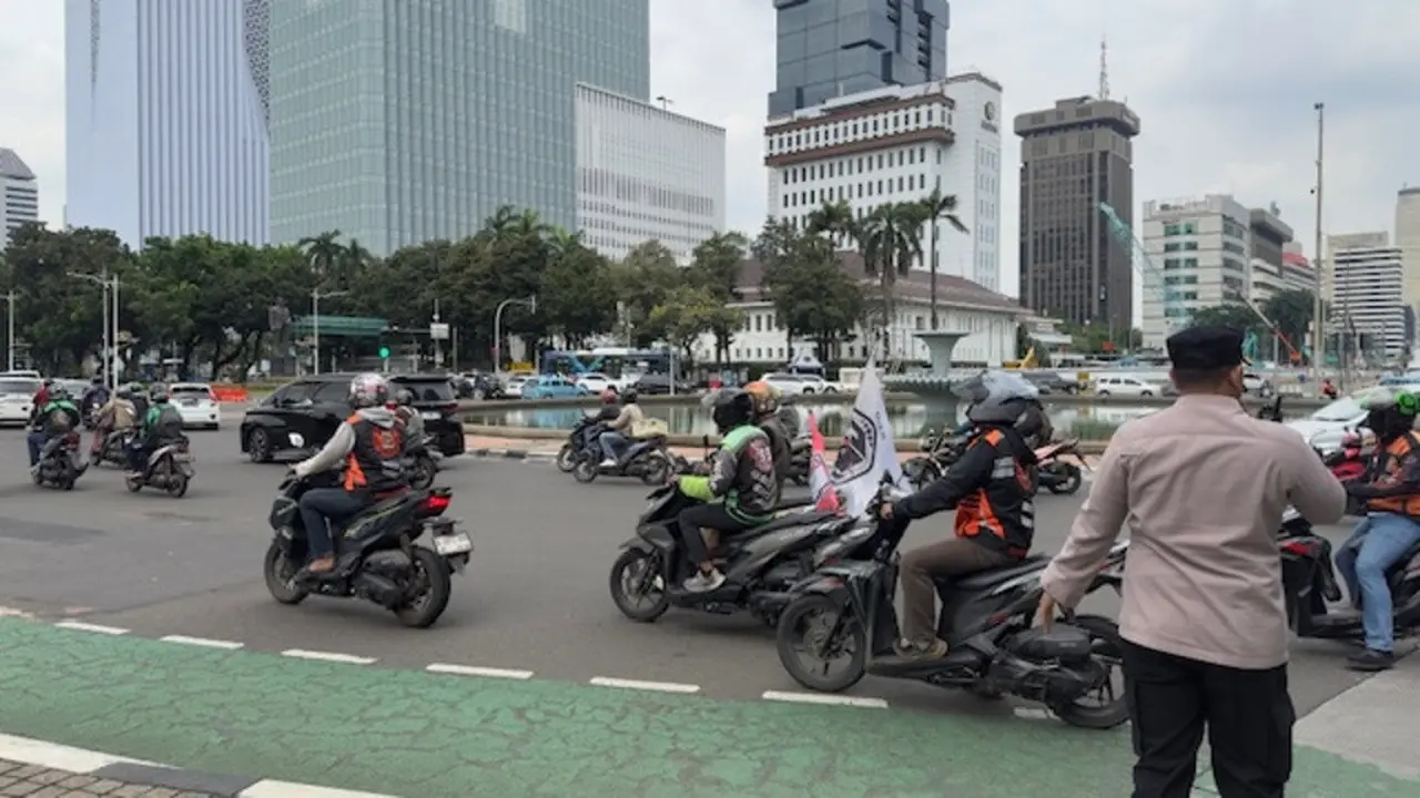 Massa aksi demonstrasi ojek online atau ojol mulai bergerak ke sejumlah titik unjuk rasa, salah satunya di Patung Kuda sekitaran Monumen Nasional atau Monas, Jakarta Pusat, Senin (20/5/2025) (Liputan6.com/Nanda Perdana Putra)