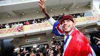 Pebalap Mercedes GP, Lewis Hamilton, merayakan gelar juara dunia F1 yang diraihnya di Sirkuit The Americas, Austin, AS, Senin (26/10/2015) dini hari WIB. (Action Images via Reuters/Hoch Zwei)
