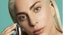 Tak terkecuali, ia juga tampak mengenakan makeup tipis. Tampilan flawless terlihat nyata pada kulitnya. [Foto: Lady Gaga/ Instagram]