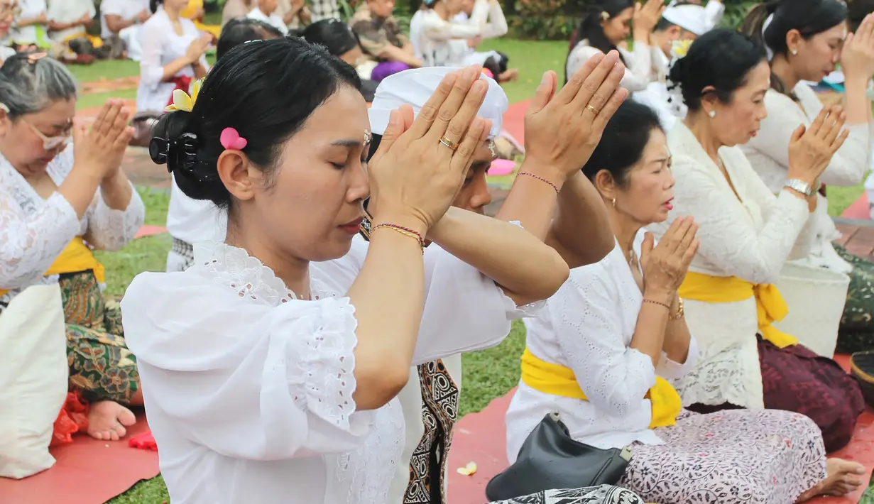 Umat Hindu melakukan sesi persembahyangan Hari Raya Galungan di Pura Amerta Jati, Cinere, Jakarta Selatan, Rabu (19/11/2025). Hari Raya Galungan diselenggarakan setiap 210 hari sekali berdasarkan perhitungan kalender Bali. (merdeka.com/Arie Basuki)