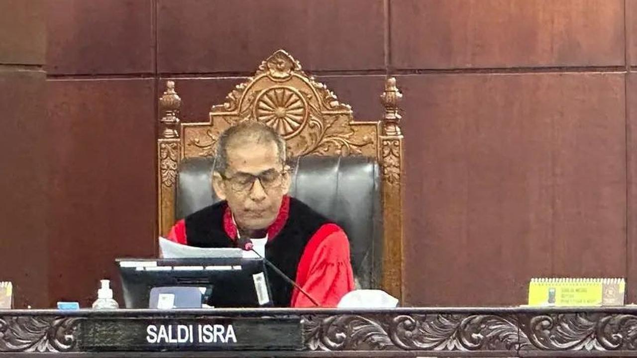 VIDEO: Hakim MK Saldi Isra Skakmat Dukungan Jokowi, Singgung Tak Bermain 'Adil