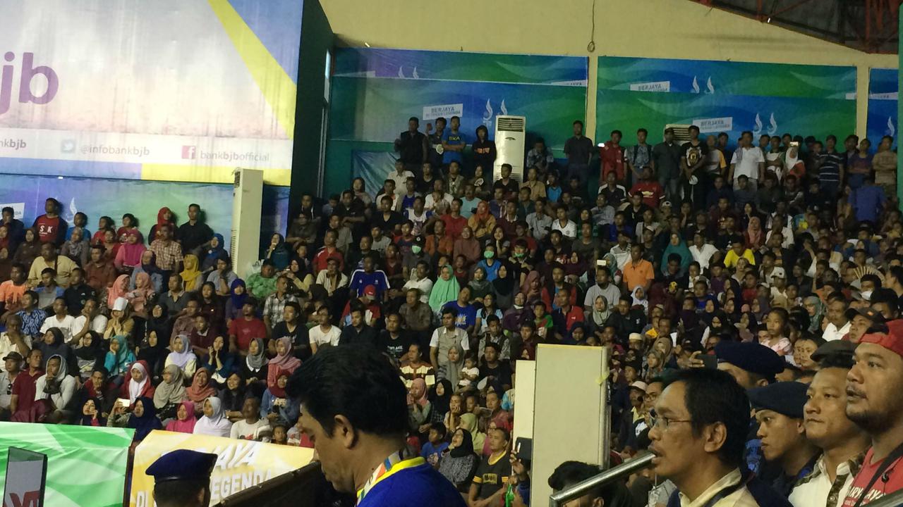 Suporter penuhi GOR Bima Cirebon untuk menyaksikan pertandingan bulu tangkis PON Jabar