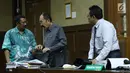 Terdakwa dugaan merintangi penyidikan korupsi e-KTP, Fredrich Yunadi (tengah) bersama penasehat hukumnya usai menjalani sidang lanjutan di Pengadilan Tipikor, Jakarta, Senin (30/4). (Liputan6.com/Helmi Fithriansyah)