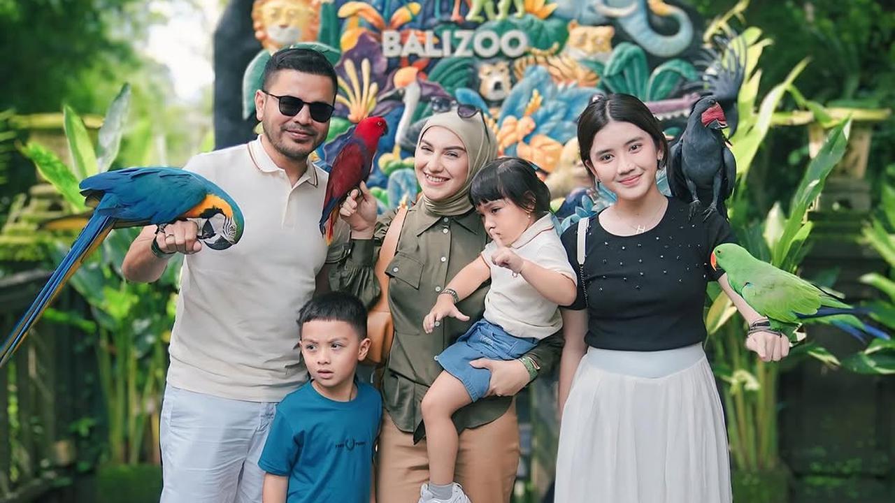 Potret Irish Bella dan Haldy Sabri Ajak Anak Liburan di Bali, Seru Interaksi dengan Hewan di Kebun Binatang