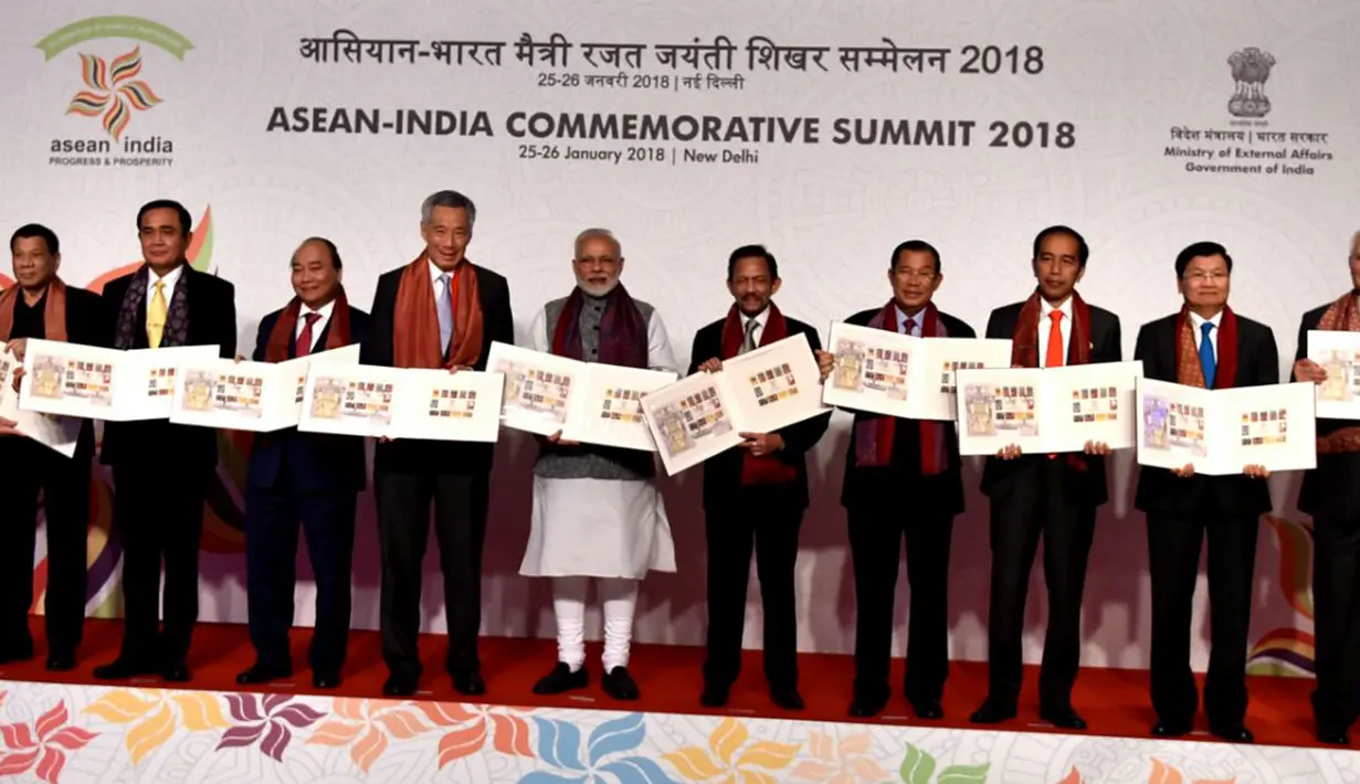Sejumlah kepala negara dan pemerintahan negara-negara Asean berfoto bersama saat KTT ASEAN-India di Rasthrapati Bhawan, Kamis (25/1). KTT dalam rangka memperingati 25 tahun hubungan kerja sama antara India dengan anggota ASEAN. (Biro Pers Setpres)