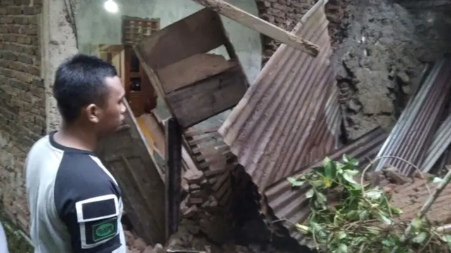 Pagar rumah di Banjarnegara roboh dan menimpa rumah di belakangnya. (Foto: Liputan6.com/SRU RAPI BJN/Muhamad Ridlo)