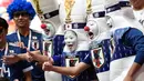 Suporter Jepang mengenakan atribut unik sebelum pertandingan grup H Piala Dunia 2018 melawan Kolombia di Mordovia Arena di Saransk, Rusia (19/6). Para suporter tim samurai biru ini tampil unik saat mendukung negaranya berlaga. (AFP Photo/Juan Barreto)