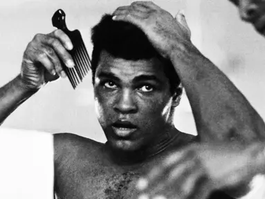 Seorang entertainer sejati dan legenda dalam dunia tinju, pada 30 Oktober 1974 Muhammad Ali menang KO atas George Foreman pada laga "Rumble in the Jungle" yang disaksikan 60 ribu orang di Stadion Kinshasa dan jutaan lainya di televisi. (AFP)
