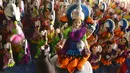 Seorang perajin mengecat patung dewi Hindu Lakshmi di sebuah lokakarya menjelang Diwali, festival lampu Hindu di pinggiran Hyderabad (28/10/2021). Diwali merupakan festival cahaya yang dianggap banyak orang sebagai awal tahun baru. (AFP/Noah Seelam)