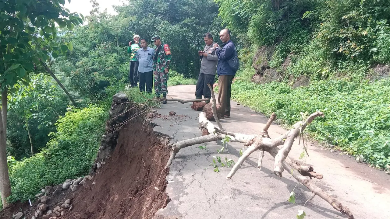 Akases jalan menuju Desa Mojodungkul  longsor akibat diguyur hujan lebat selama 3 Jam (Istimewa)