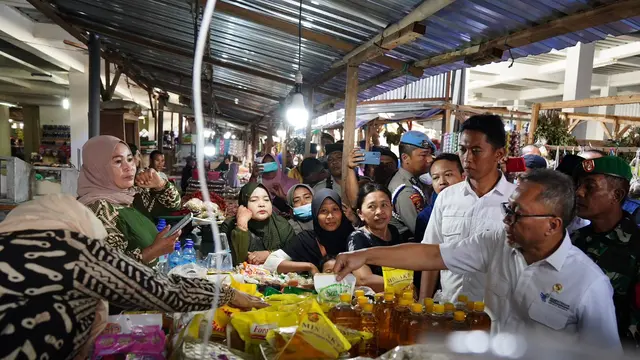 Menteri Perdagangan (Mendag) Zulkifli Hasan atau Zulhas meninjau harga sejumlah barang kebutuhan pokok (bapok) di Pasar Seketeng, Sumbawa Nusa Tenggara Barat (NTB), Jumat (7/7) (Istimewa)