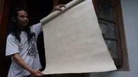 Mufid menunjukkan kertas daluang yang ia buat di bengkelnya bernama Toekang Saeh. (Huyogo Simbolon)
