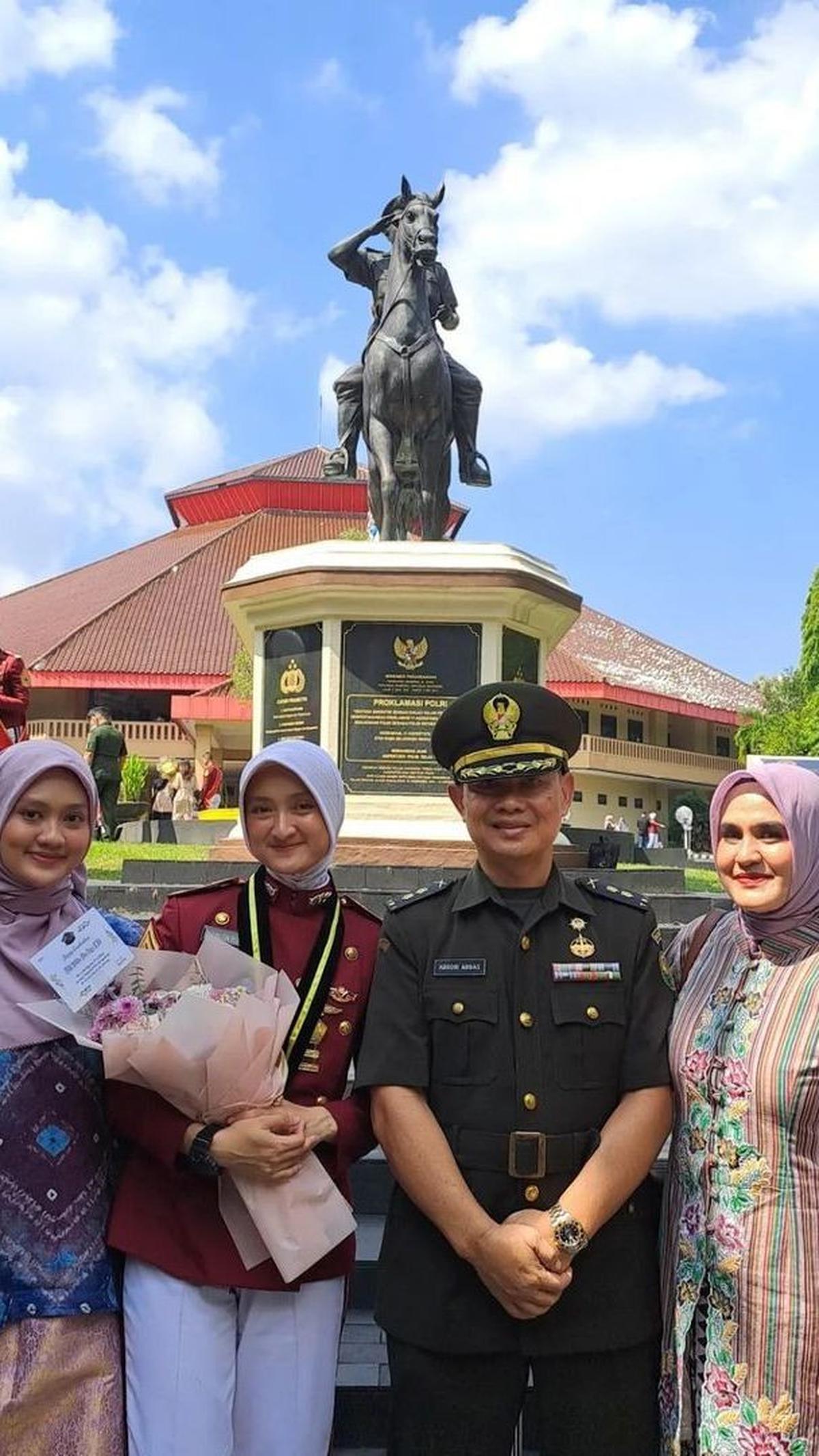 "Terima kasih nak sudah menyayangi ayah. Karena kebahagiaan orang tua adalah dicintai anak-anaknya," tutupnya, demikian dikutip dari keterangan video.