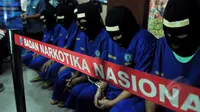 Petugas BNN merilis penangkapan 9 dari 10 orang tahanan yang kabur dari rumah tahanan BNN pada bulan Maret lalu di Jakarta (9/5/2015). Dua orang diantaranya ditangkap di Malaysia. (Liputan6.com/Andrian M Tunay) 