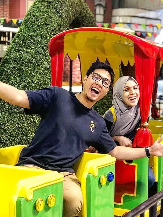 "Nah, kalo gw sepedahan tadinya bentuk pelampiasan dari kerinduan maen sepak bola. Tapi lama lama jadi betah, malah ketagihan..", tambah caption di unggahannya. (Instagram/kinosnoski)