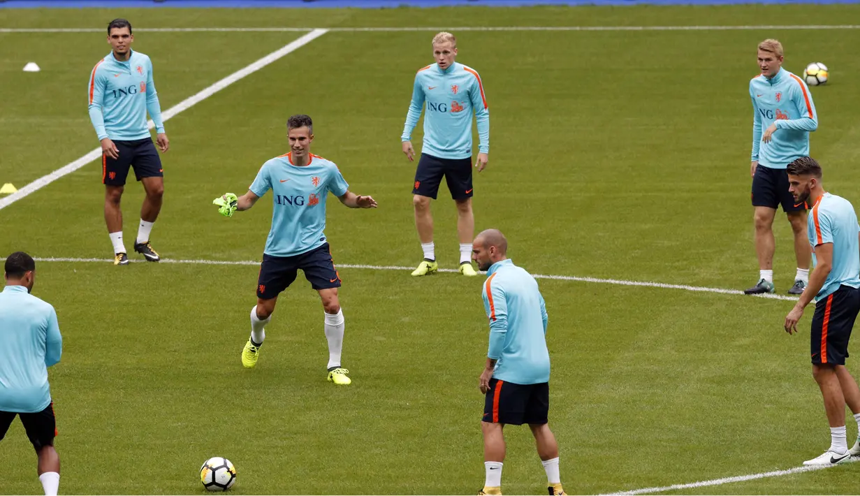 Robin van Persie kembali memperkuat timnas Belanda saat mengikuti sesi latihan di Stade de France stadium, Saint Denis, (30/8/2017). Belanda akan melawan Prancis pada kualifikasi grup A Piala Dunia 2018. (AP/Christophe Ena)