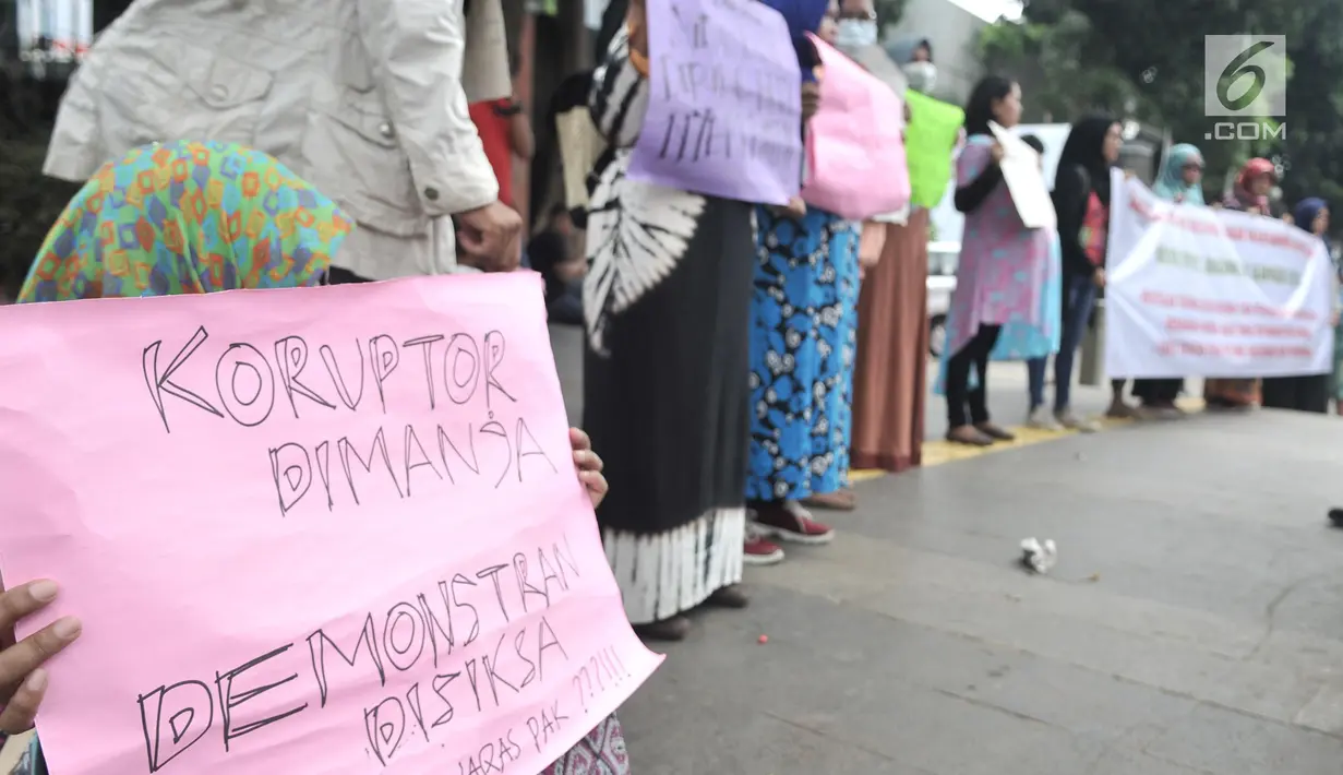 Kaum ibu yang tergabung dalam Emak-Emak Indonesia membentangkan poster saat aksi di Gedung Polda Metro Jaya, Jakarta, Minggu (29/9/2019). Mereka juga menuntut Presiden Jokowi memecat anggota polisi yang bertindak brutal, dan bebaskan aktivis yang masih ditahan. (merdeka.com/Iqbal S. Nugroho)