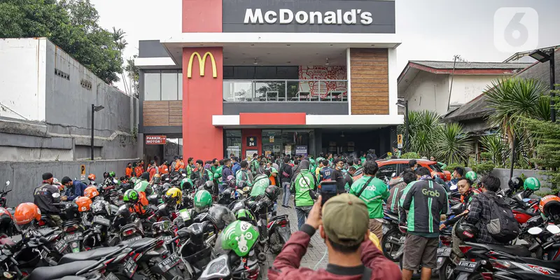 FOTO: BTS Meal Mulai Dijual, Gerai McDonald's Diserbu Ojek Online