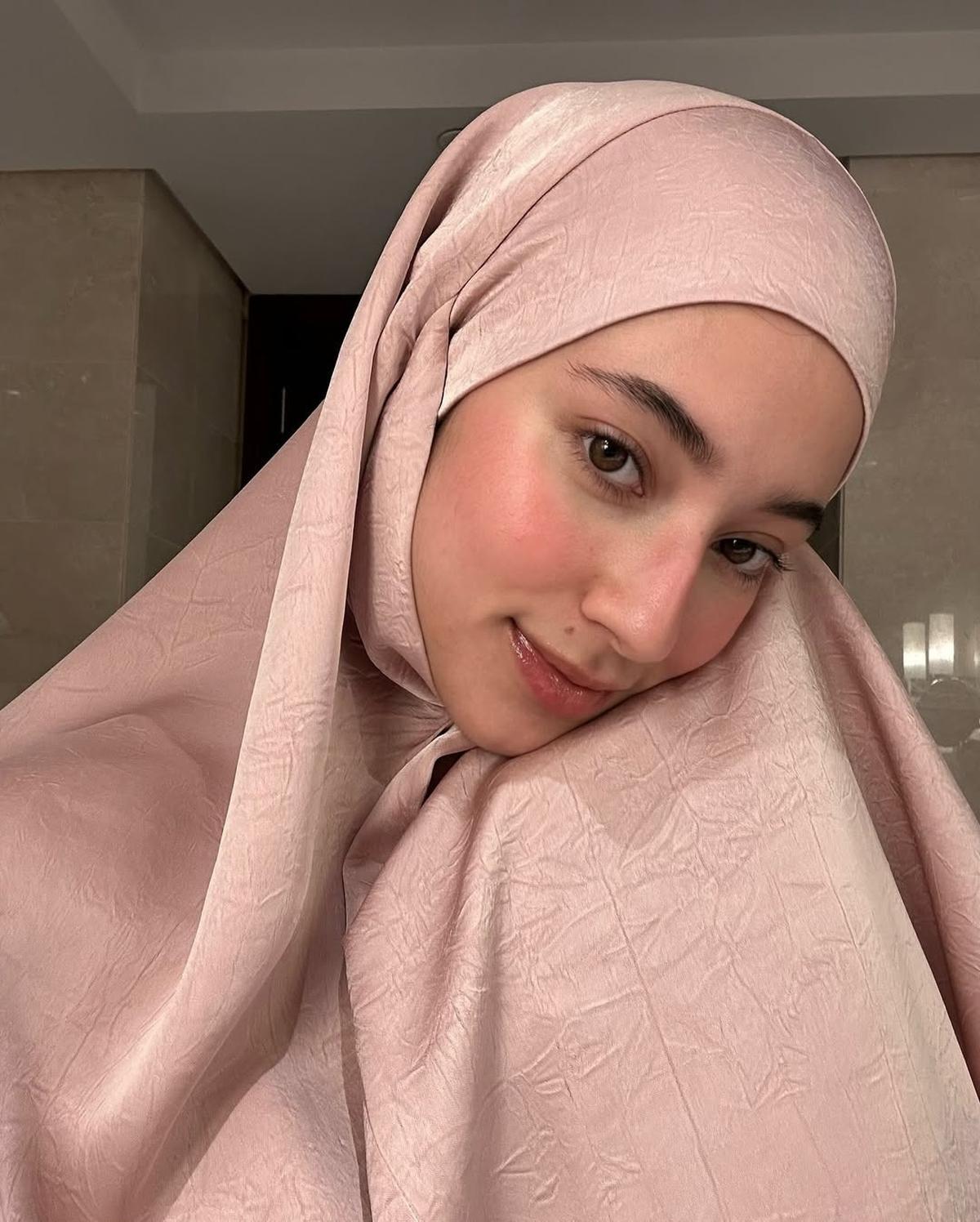 Potret Cantik Ameera Khan Pacar Jefri Nichol saat Tampil Berhijab