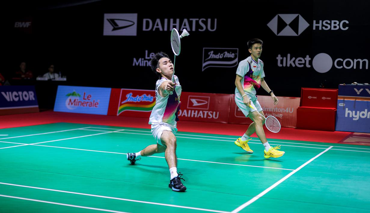 Hasil ini didapat setelah menyingkirkan wakil Prancis, Eloi Adam/Leo Rossi. Tampak dalam foto, pasangan ganda putra Indonesia Raymond Indra/Nikolaus Joaquin saat bertanding melawan wakil Prancis, Eloi Adam/Leo Rossi di Istora Gelora Bung Karno (GBK), Senayan, Jakarta, Selasa (20/1/2026). (Bola.com/Bagaskara Lazuardi)