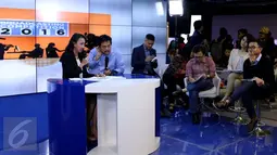 Dewan juri mengamati salah satu peserta yang mengikuti lomba produksi berita yang diadakan di booth EMTEK Group dalam Indonesia Broadcasting Expo (IBX) 2016 di Gedung Balai Kartini, Jakarta, Minggu (23/10). (Liputan6.com/Gempur M Surya)