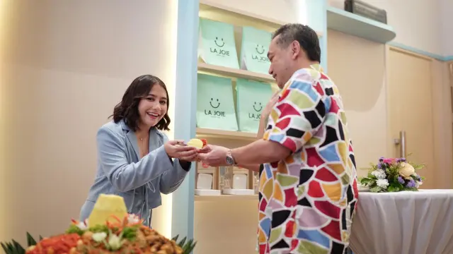 Prilly Latuconsina hadir dengan bisnis di bidang kuliner roti dan kue yang bernama LA JOIE Bakery Café.