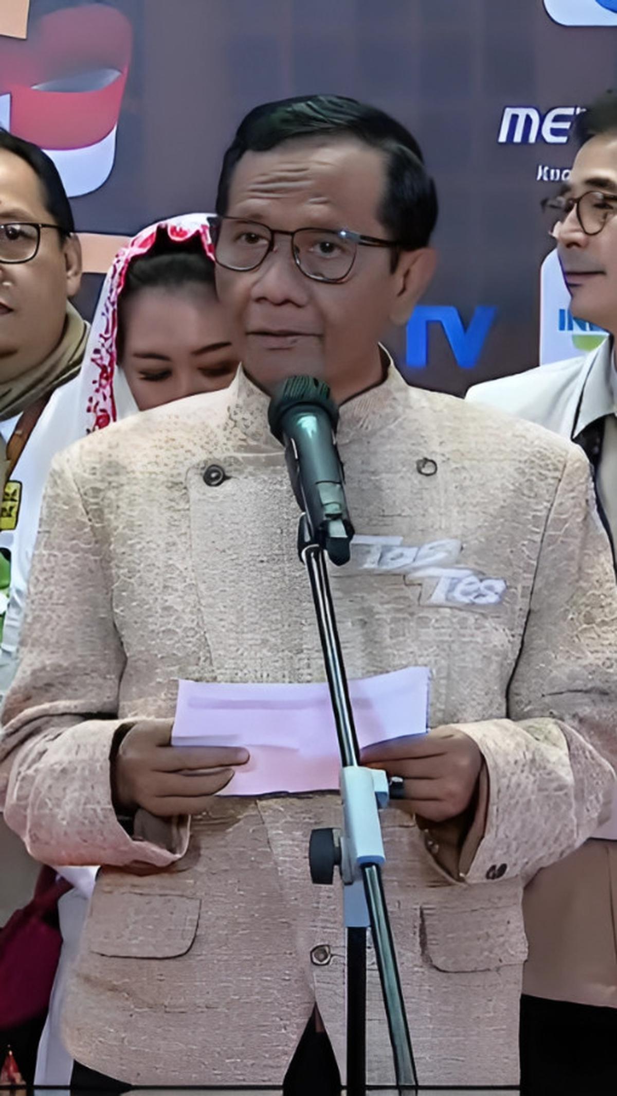 "Sementara kancingnya diproduksi di Makassar," ungkap Mahfud MD.<br>