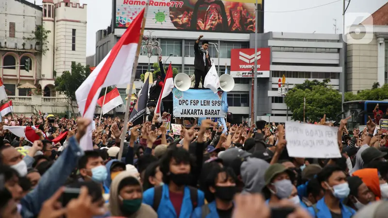 FOTO: Tolak UU Cipta Kerja, Pengunjuk Rasa Berkumpul di Harmoni