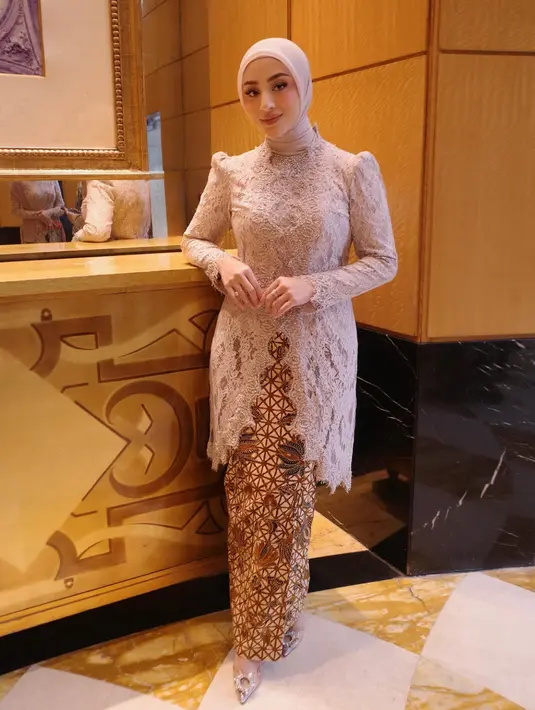 Adik iparnya, Margin mengenakan kebaya coklat brokat serasi dengan kerudung polos dipadukan bawahan kain batik. [@marginw]