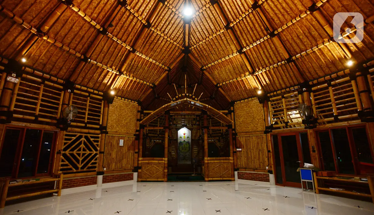 Umat Muslim berada di dalam Masjid yang terbuat dari bambu bernama Saka Buana di Kecamatan Kragilan, Kabupaten Serang, Banten, Rabu (20/5/2020). Dengan komposisi 60% struktur bangunan masjid bernama Saka Buana tersebut menggunakan material dari bambu. (merdeka.com/Imam Buhori)
